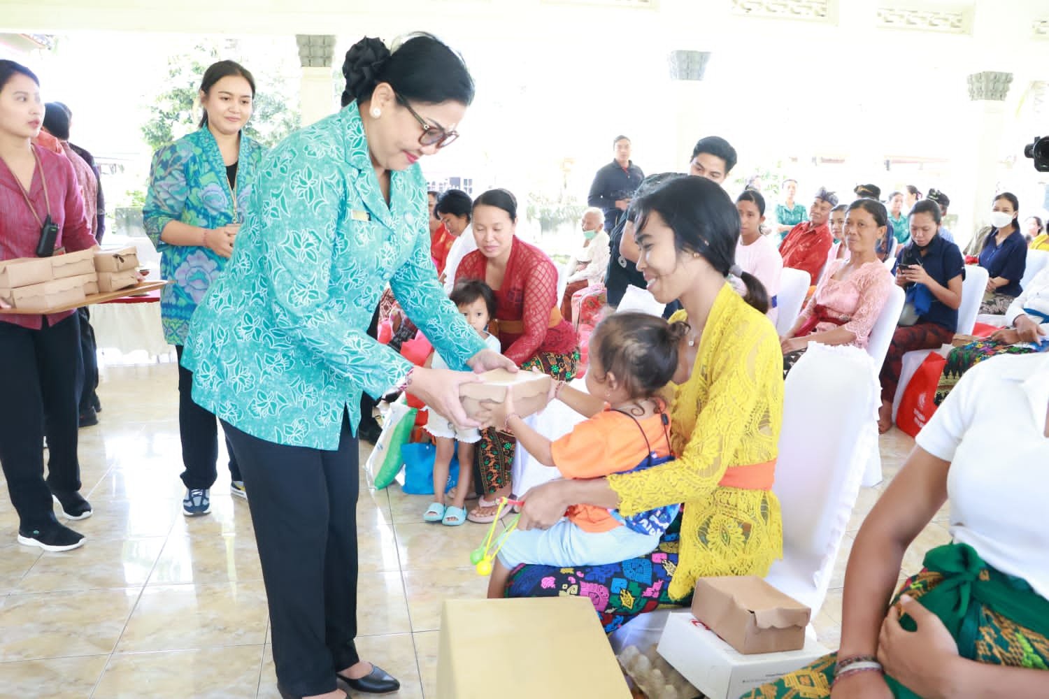 Hari Pertama Aksi Sosial Dan Sosialisasi Ketua Tp Pkk Ny Putri Koster