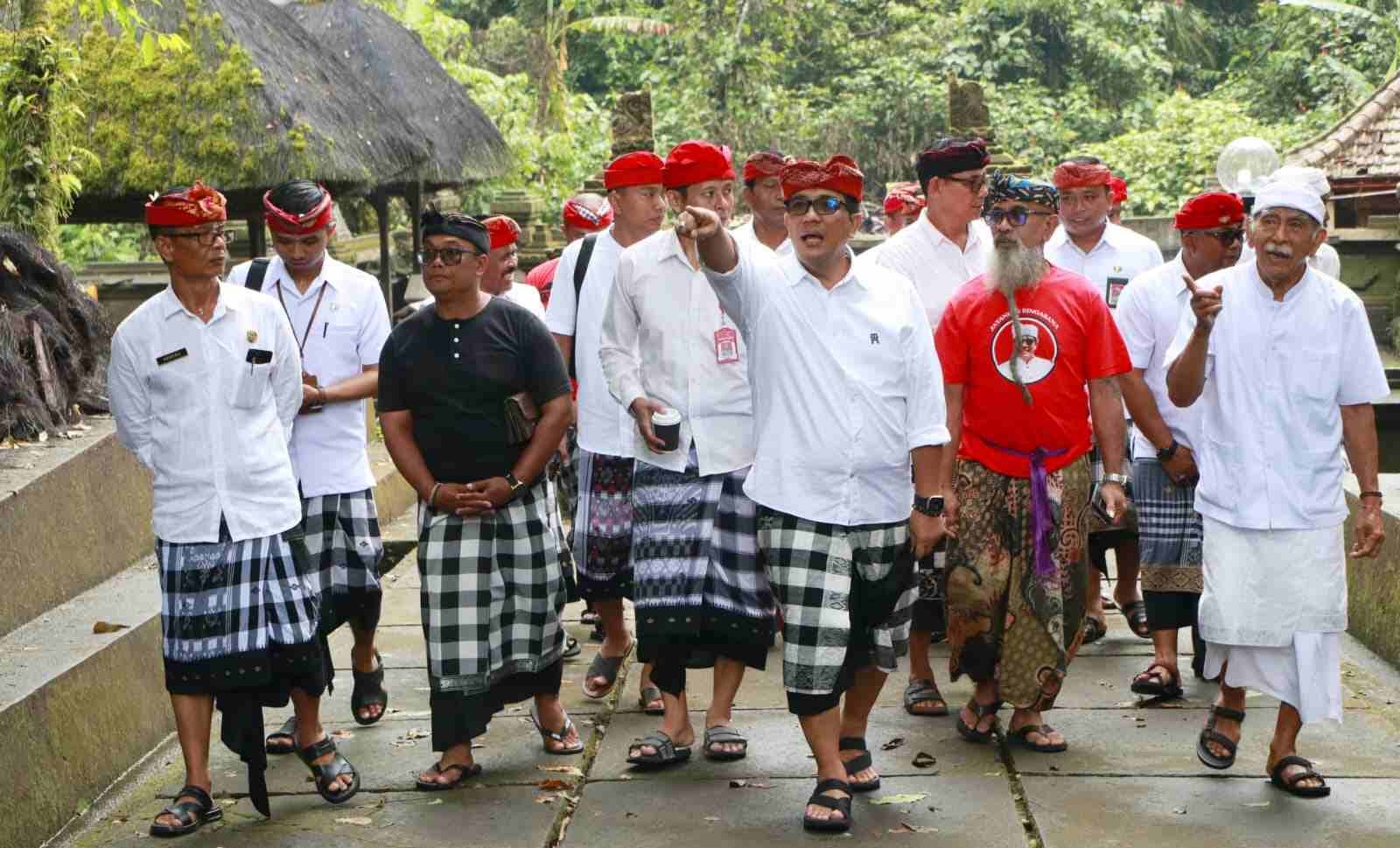 Bupati Sanjaya Sembahyang Pujawali di Pura Luhur Muncak Sari, Sangketan ...