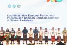 Direktur Bisnis Bank BPD Bali Nyoman Sumanaya terima penghargaan dari Bupati Adi Arnawa atas kontribusi nyata dalam penanganan sampah dalam liputan khusus MD Suteja