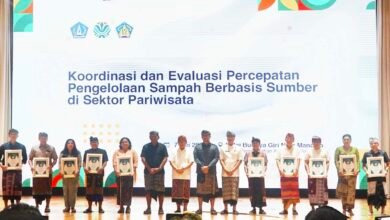 Direktur Bisnis Bank BPD Bali Nyoman Sumanaya terima penghargaan dari Bupati Adi Arnawa atas kontribusi nyata dalam penanganan sampah dalam liputan khusus MD Suteja