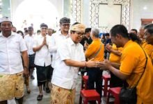 Bupati Badung I Wayan Adi Arnawa menyerahkan Bansos Waisak di Vihara Dharmayana Kuta