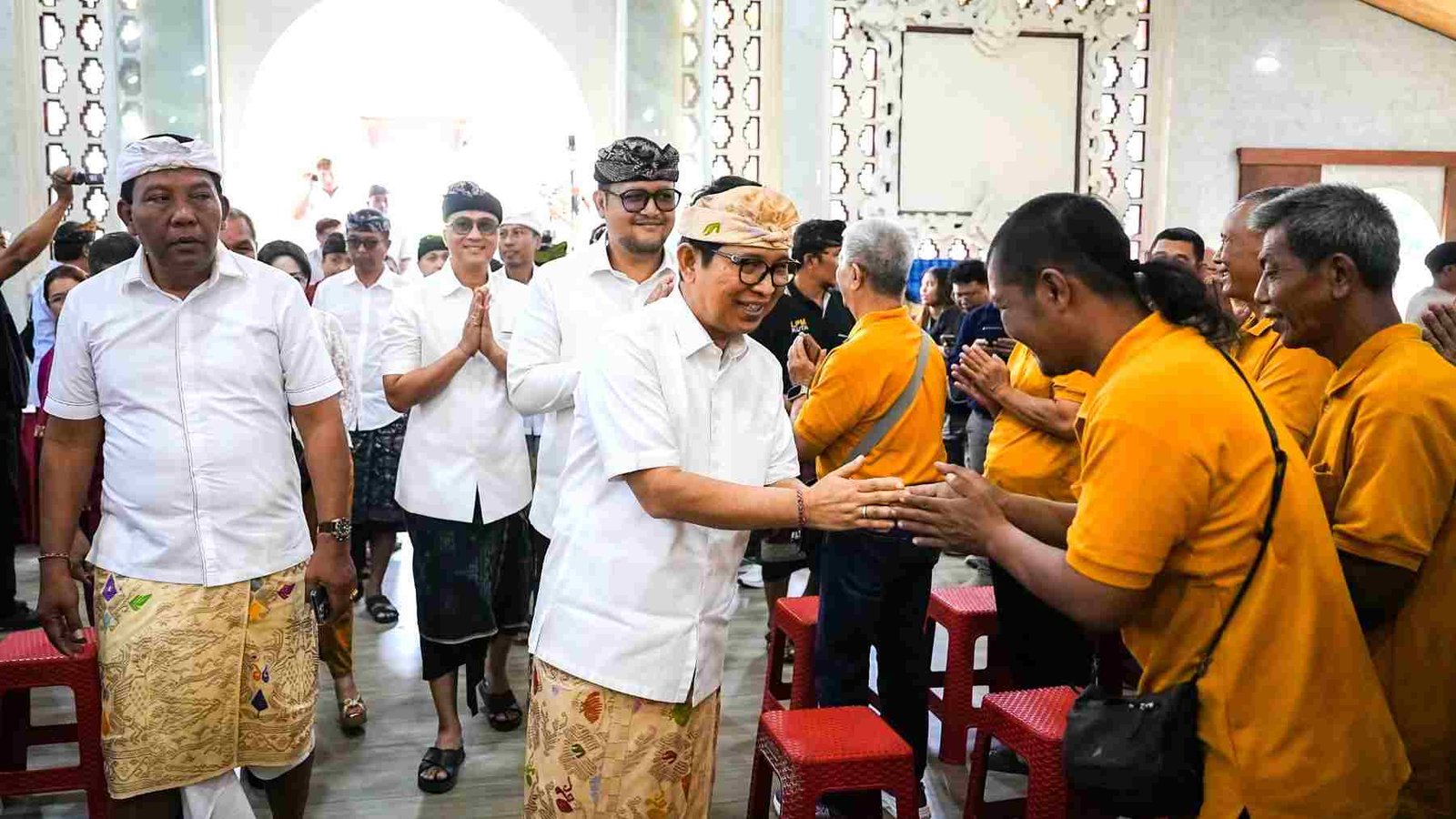 Bupati Badung I Wayan Adi Arnawa menyerahkan Bansos Waisak di Vihara Dharmayana Kuta