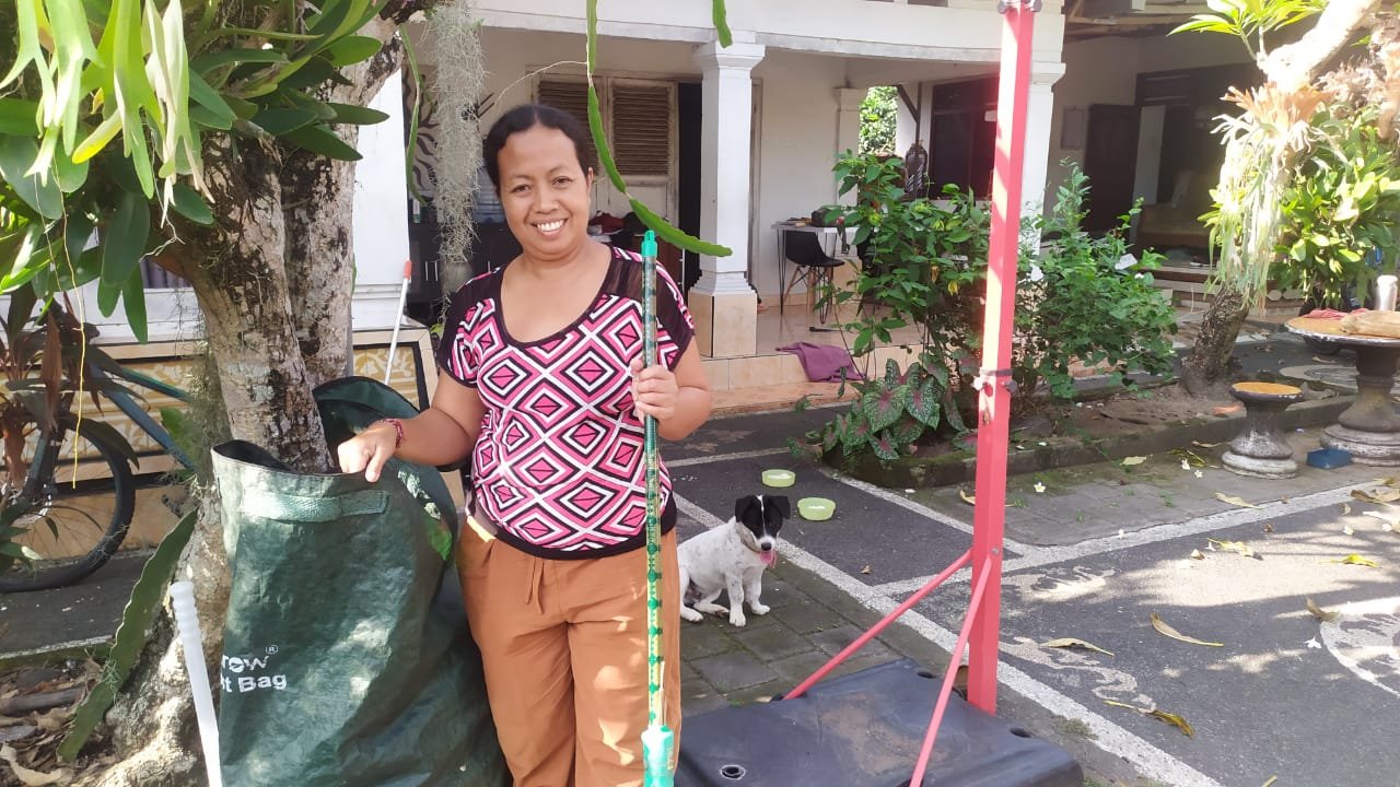 Ibu Wulan warga Desa Bengkel Tabanan kelola sampah mandiri