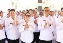 Ketua TP Posyandu Tabanan Ny. Rai Wahyuni Sanjaya dampingi penyerahan bantuan dan pembinaan kader desa dalam laporan khusus MD Suteja
