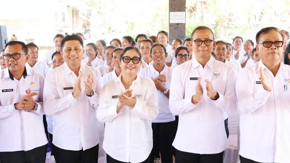 Ketua TP Posyandu Tabanan Ny. Rai Wahyuni Sanjaya dampingi penyerahan bantuan dan pembinaan kader desa dalam laporan khusus MD Suteja
