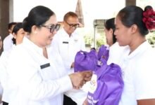 Ketua TP Posyandu Tabanan Ny. Rai Wahyuni Sanjaya dampingi penyerahan bantuan dan pembinaan kader desa dalam laporan khusus MD Suteja