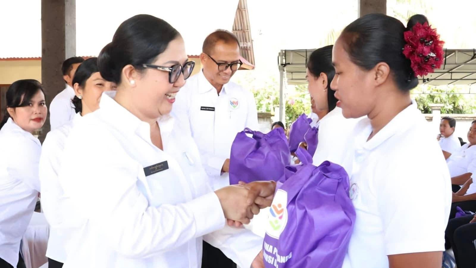 Ketua TP Posyandu Tabanan Ny. Rai Wahyuni Sanjaya dampingi penyerahan bantuan dan pembinaan kader desa dalam laporan khusus MD Suteja