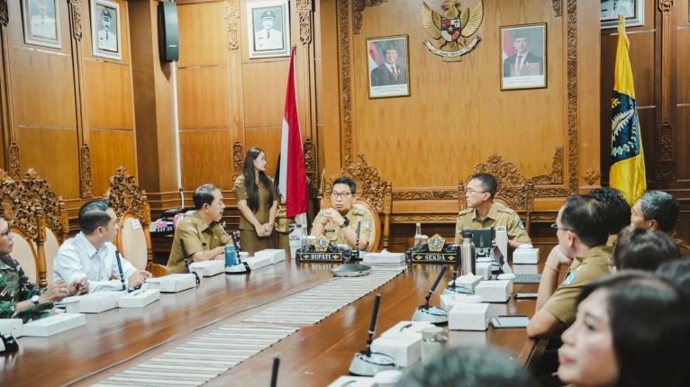Bupati Badung Adi Arnawa pimpin rakor pengendalian inflasi dan dukung pendidikan antikorupsi terekam dalam lensa MD Suteja