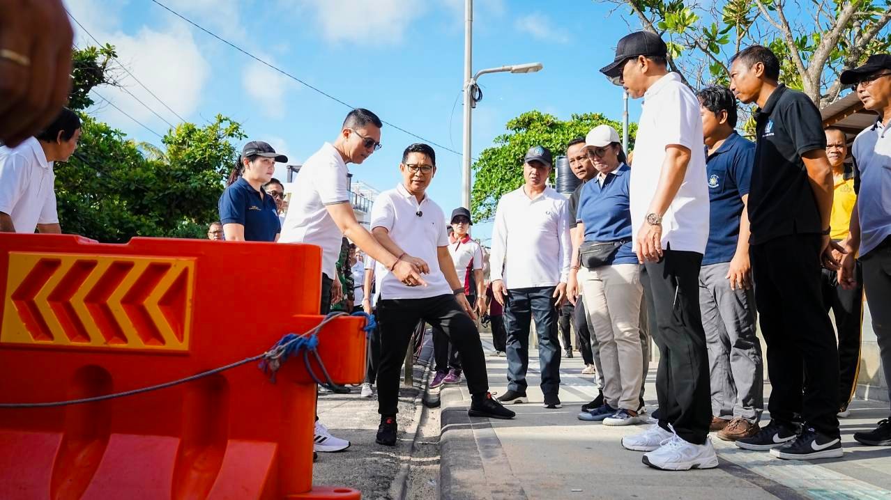 Bupati Badung I Wayan Adi Arnawa tinjau lapangan guna matangkan rencana revitalisasi estetika dan transportasi listrik kawasan Kuta dalam laporan MD Suteja