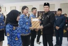 Bupati Jembrana I Made Kembang Hartawan tegaskan pentingnya integritas dan keramahan ASN dalam melayani masyarakat lewat media sosial dalam laporan MD Suteja