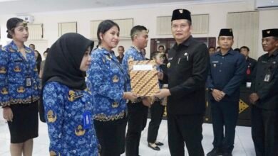 Bupati Jembrana I Made Kembang Hartawan tegaskan pentingnya integritas dan keramahan ASN dalam melayani masyarakat lewat media sosial dalam laporan MD Suteja