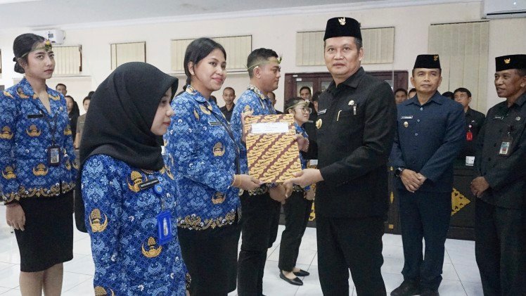 Bupati Jembrana I Made Kembang Hartawan tegaskan pentingnya integritas dan keramahan ASN dalam melayani masyarakat lewat media sosial dalam laporan MD Suteja