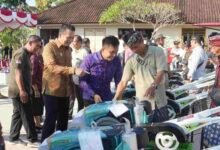 Bupati Jembrana I Made Kembang Hartawan pacu modernisasi pertanian melalui penyaluran bantuan traktor APBN bagi subak dalam laporan MD Suteja
