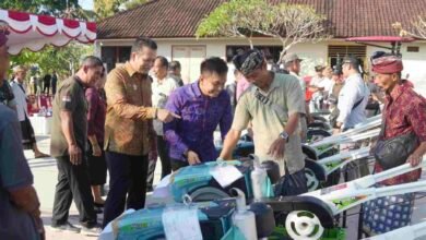 Bupati Jembrana I Made Kembang Hartawan pacu modernisasi pertanian melalui penyaluran bantuan traktor APBN bagi subak dalam laporan MD Suteja
