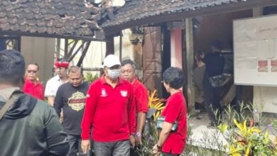Kondisi atap bangunan SD N 3 Sembung Gede Tabanan yang roboh dan sedang dalam proses perbaikan oleh Pemkab Tabanan