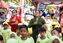 Ny. Suwandewi Eddy Mulya dorong kreativitas anak usia dini lewat teknik ecoprint ramah lingkungan dalam liputan khusus MD Suteja