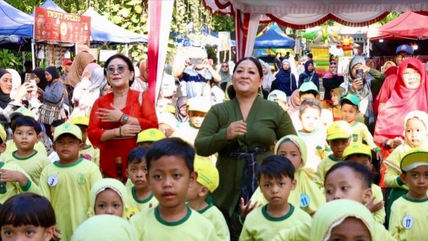 Ny. Suwandewi Eddy Mulya dorong kreativitas anak usia dini lewat teknik ecoprint ramah lingkungan dalam liputan khusus MD Suteja
