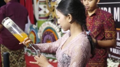 Generasi muda Bali mengikuti audisi Lomba Mixologi Arak Bali yang digelar di Aula Kantor DPD PDI Perjuangan Bali