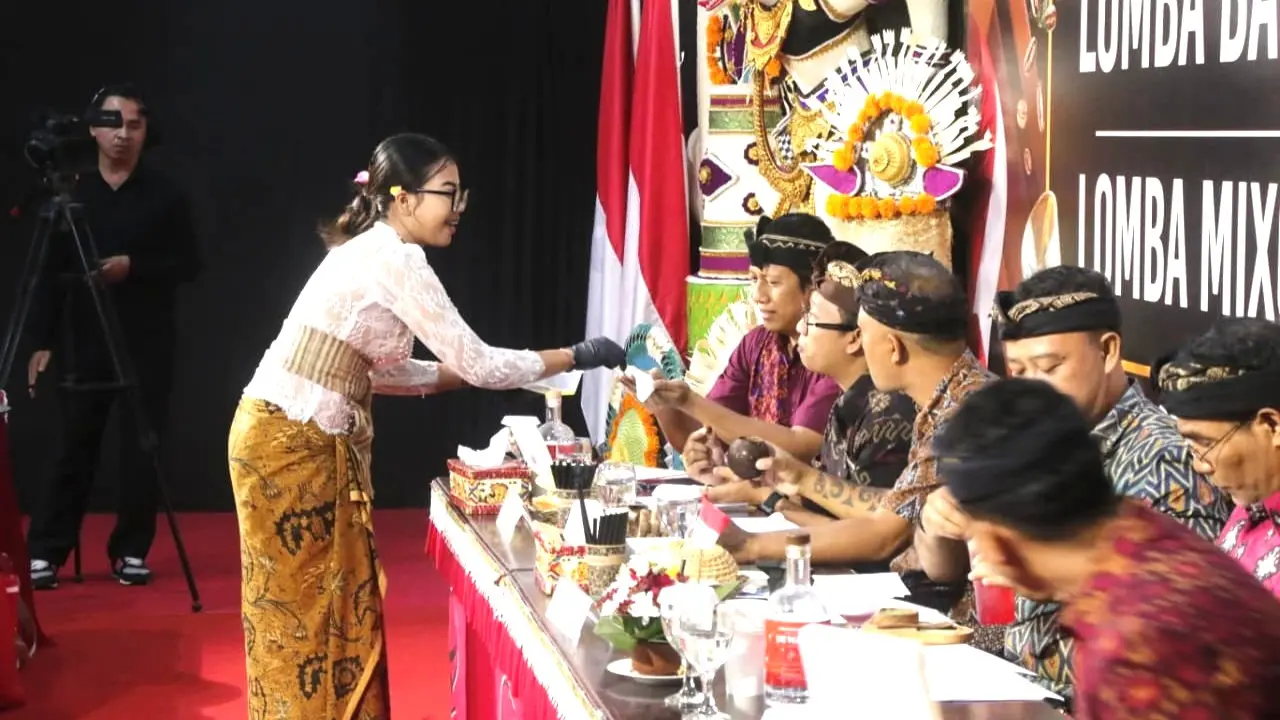 Para bartender muda mengikuti audisi Lomba Mixologi Arak Bali di Kantor DPD PDI Perjuangan Bali