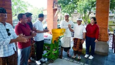 Wakil Bupati Badung Bagus Alit Sucipta serahkan mesin pencacah sampah guna perkuat kemandirian tata kelola limbah organik desa dalam laporan MD Suteja