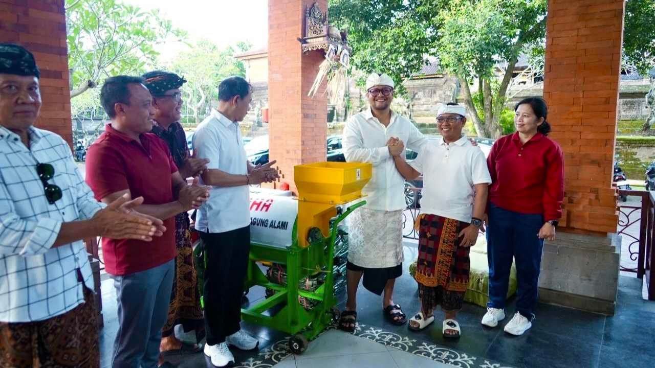 Wakil Bupati Badung Bagus Alit Sucipta serahkan mesin pencacah sampah guna perkuat kemandirian tata kelola limbah organik desa dalam laporan MD Suteja