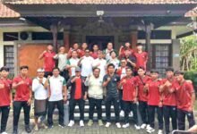 Bupati Badung I Wayan Adi Arnawa melepas tim sepak bola PS Badung menuju kompetisi Liga 4 Nasiona