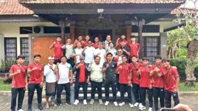 Bupati Badung I Wayan Adi Arnawa melepas tim sepak bola PS Badung menuju kompetisi Liga 4 Nasiona