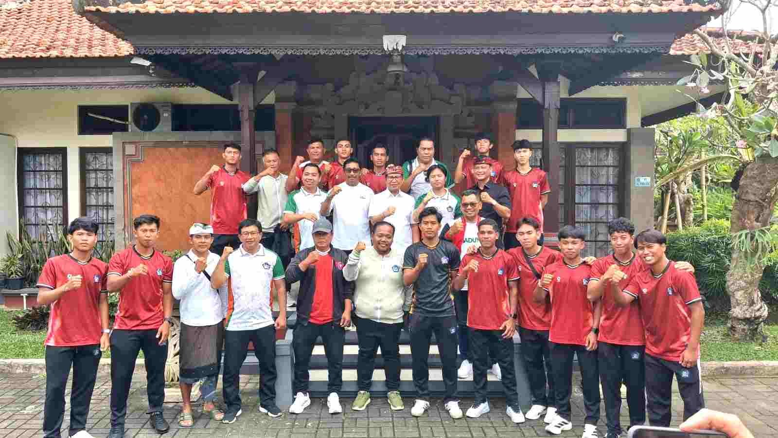 Bupati Badung I Wayan Adi Arnawa melepas tim sepak bola PS Badung menuju kompetisi Liga 4 Nasiona