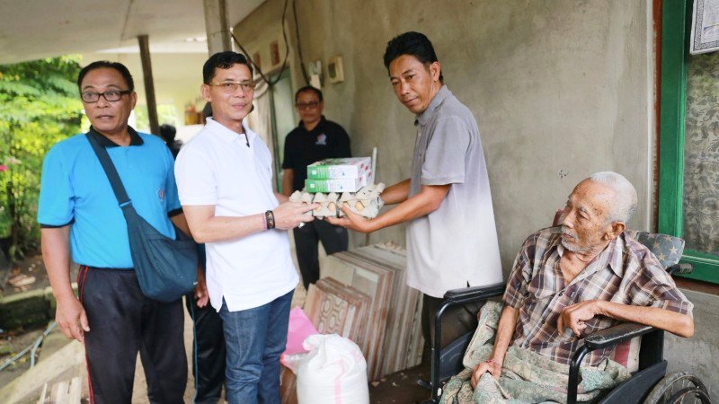 Bupati Klungkung, I Made Satria serahkan bantuan sosial dan instruksikan pendataan akurat warga miskin dalam laporan MD Suteja