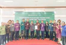 Bupati Klungkung I Made Satria dan Dirut Bank BPD Bali Nyoman Sudharma perkuat infrastruktur Nusa Penida lewat pinjaman daerah dalam laporan MD Suteja
