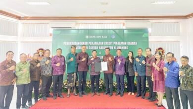 Bupati Klungkung I Made Satria dan Dirut Bank BPD Bali Nyoman Sudharma perkuat infrastruktur Nusa Penida lewat pinjaman daerah dalam laporan MD Suteja