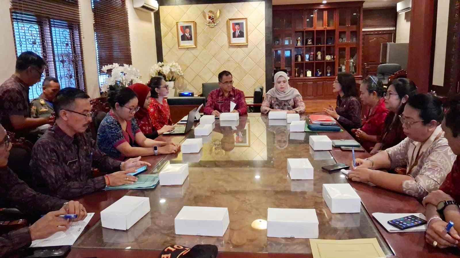 Asisten III Setda Gianyar Pasek Lanang Sadia dampingi tim Kemenkes RI kawal implementasi Gianyar Kota Percontohan KTR dalam laporan MD Suteja