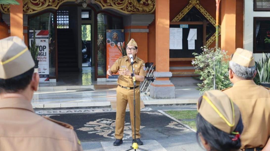 Sekda Denpasar Eddy Mulya tekankan integritas ASN dan tinjau pelayanan publik Kecamatan Denpasar Barat dalam pantauan MD Suteja