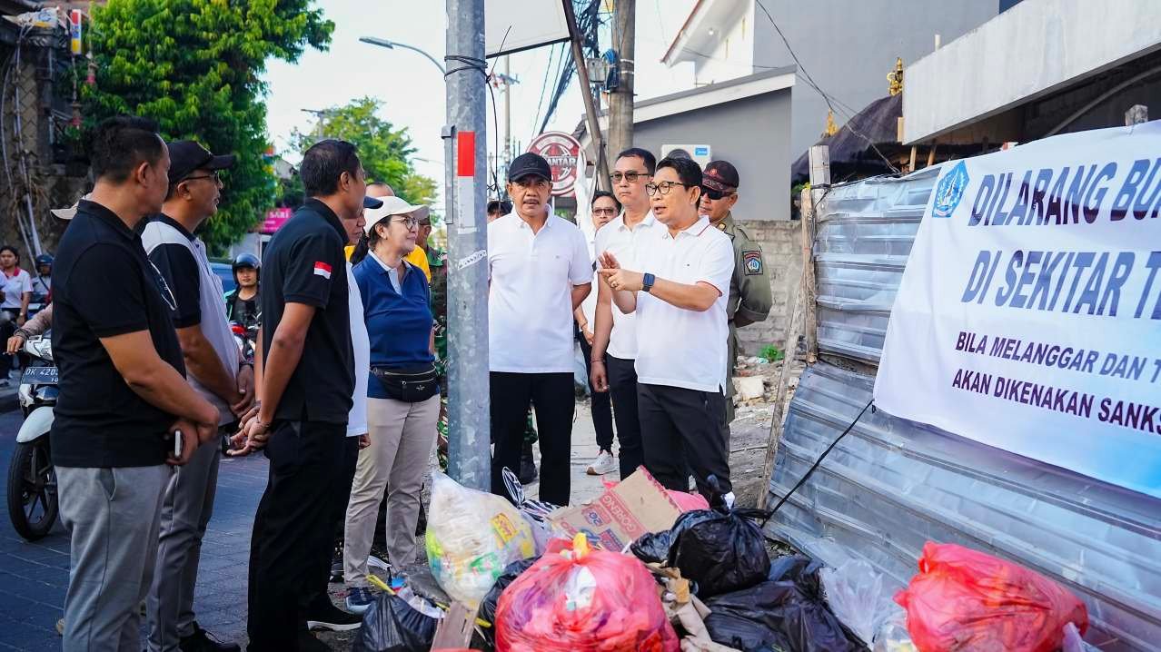 Bupati Badung I Wayan Adi Arnawa awasi langsung pemilahan sampah sektor Horeka Kuta guna pastikan kebersihan destinasi wisata dalam laporan MD Suteja