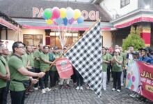 Wakil Walikota Denpasar Arya Wibawa lepas jalan sehat HUT ke-26 SMK PGRI 4 Denpasar terekam eksklusif oleh jurnalis MD Suteja