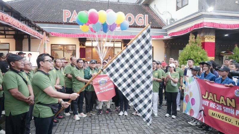 Wakil Walikota Denpasar Arya Wibawa lepas jalan sehat HUT ke-26 SMK PGRI 4 Denpasar terekam eksklusif oleh jurnalis MD Suteja