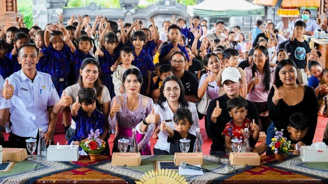 Ketua TP PKK Badung Nyonya Rasniathi Adi Arnawa salurkan paket olahan ikan 