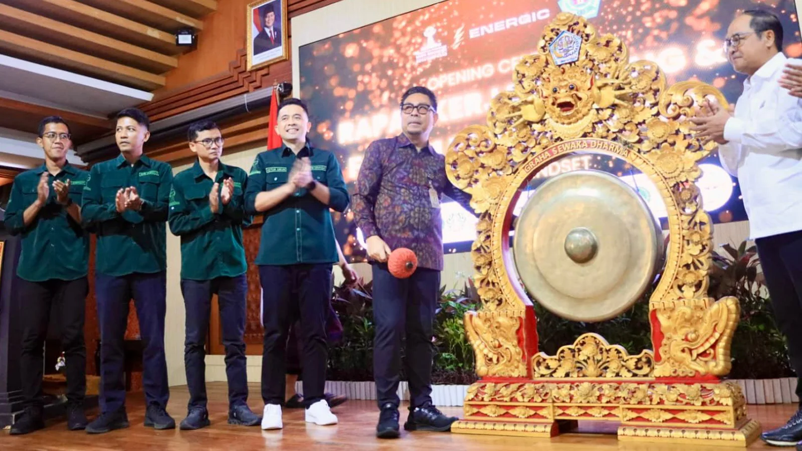 pemukulan gong dalam acara pembukaan Rakercab dan Forbis BPC HIPMI Denpasar Tahun 2026, yang berlangsung di Graha Sewakadarma, Lumintang Denpasar.