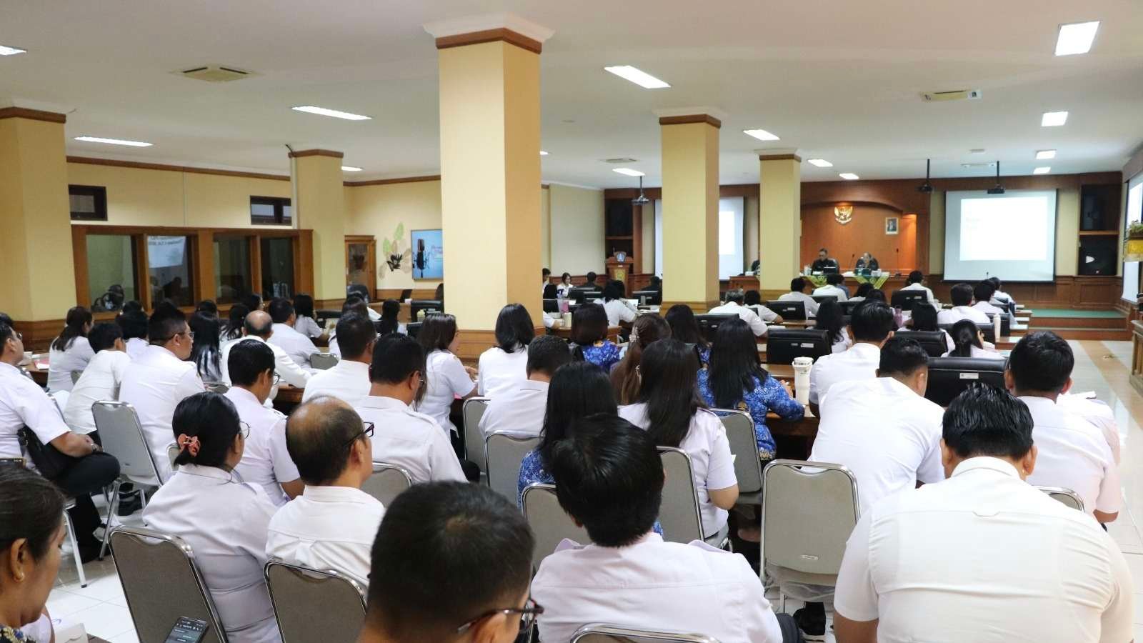Sekda Badung Surya Suamba pimpin rapat evaluasi realisasi APBD Badung 2026 Triwulan I