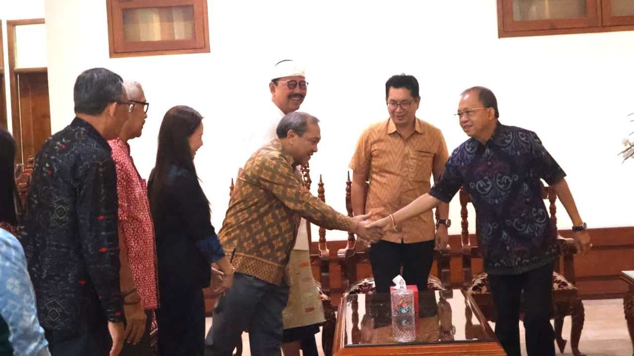 Gubernur Bali Wayan Koster menerima audiensi pengurus BaliCEB di Jayasabha