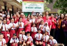 Ketua Forikan Tabanan Ny Rai Wahyuni Sanjaya membagikan paket menu ikan di SD Negeri 1 Antosari