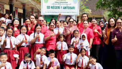 Ketua Forikan Tabanan Ny Rai Wahyuni Sanjaya membagikan paket menu ikan di SD Negeri 1 Antosari