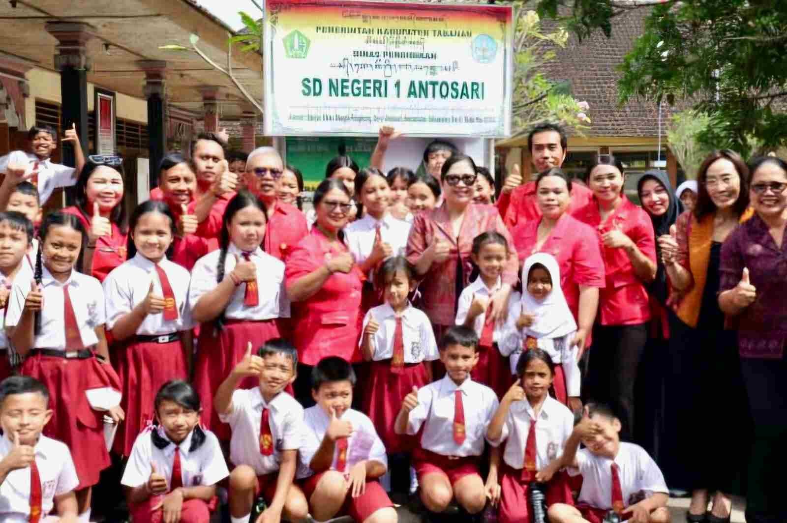 Ketua Forikan Tabanan Ny Rai Wahyuni Sanjaya membagikan paket menu ikan di SD Negeri 1 Antosari