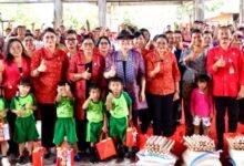 Ketua TP PKK Tabanan, Ny Rai Wahyuni Sanjaya menggelar aksi sosial Bergerak dan Berbagi di Selemadeg.