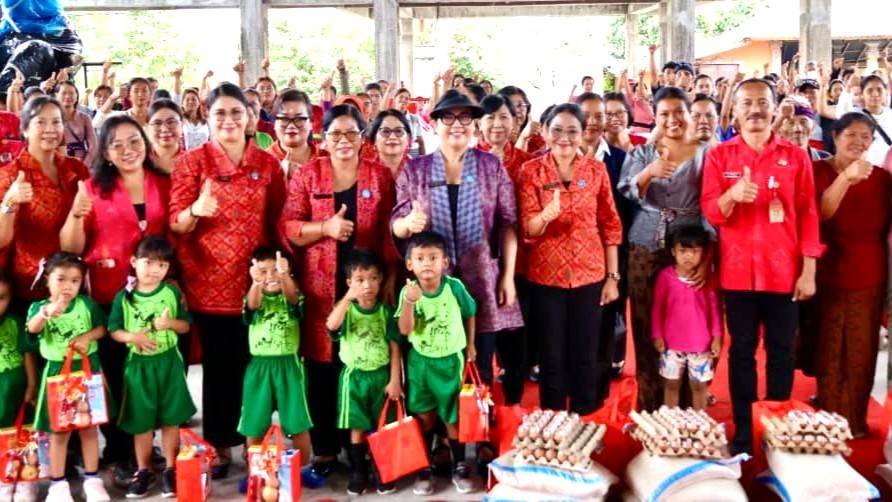 Ketua TP PKK Tabanan, Ny Rai Wahyuni Sanjaya menggelar aksi sosial Bergerak dan Berbagi di Selemadeg.