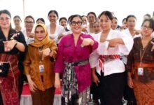 Bunda PAUD Kabupaten Tabanan, Ny. Rai Wahyuni Sanjayadalam acara penguatan program Wajib Belajar 13 Tahun di Kantor Camat Marga.