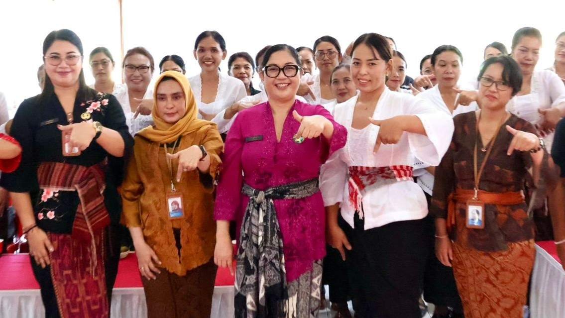 Bunda PAUD Kabupaten Tabanan, Ny. Rai Wahyuni Sanjayadalam acara penguatan program Wajib Belajar 13 Tahun di Kantor Camat Marga.