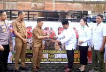 Bupati Klungkung saat menyerahkan sapi kurban secara simbolis kepada Ketua MUI Klungkung H. Agus Radiman di halaman Kantor Kesbangpol