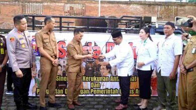 Bupati Klungkung saat menyerahkan sapi kurban secara simbolis kepada Ketua MUI Klungkung H. Agus Radiman di halaman Kantor Kesbangpol