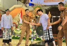 Bupati Klungkung I Made Satria membuka Musda Dekopinda di Semarapura
